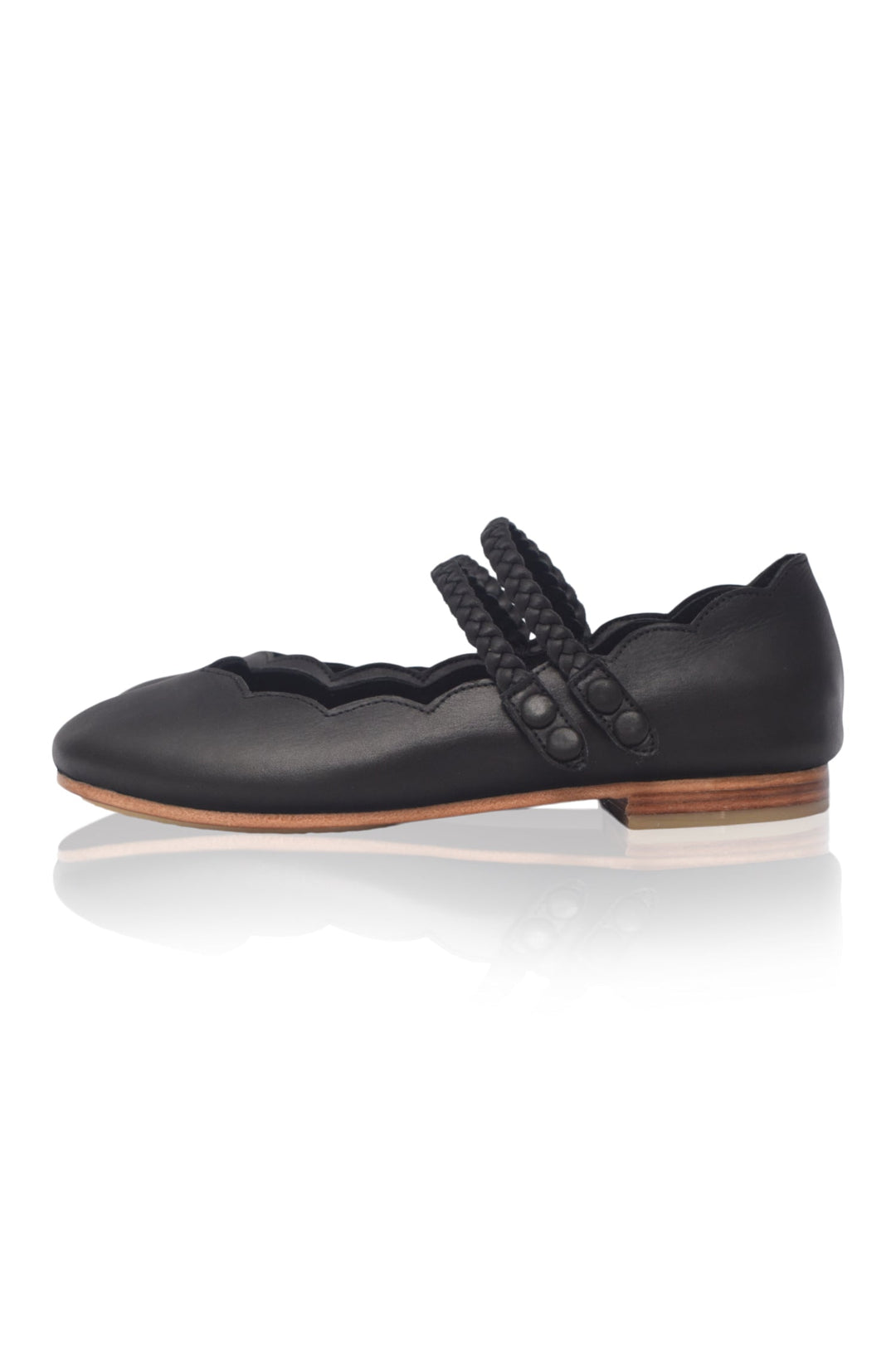 Black ballerina leather shoe with braided straps