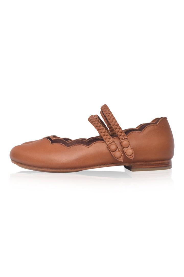 Brown leather ballet flat shoe with braided details and scallops