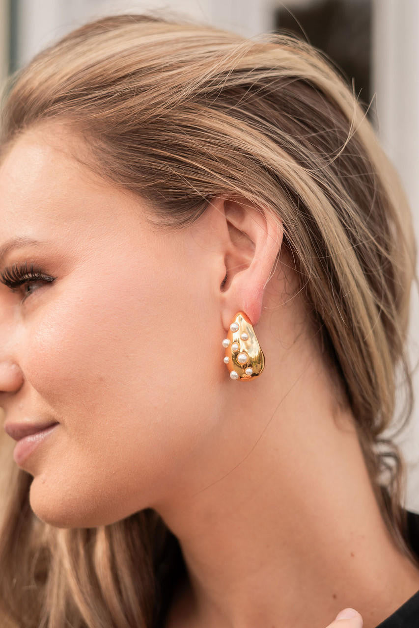 Mila Hoop - Gold & Pearl Earring
