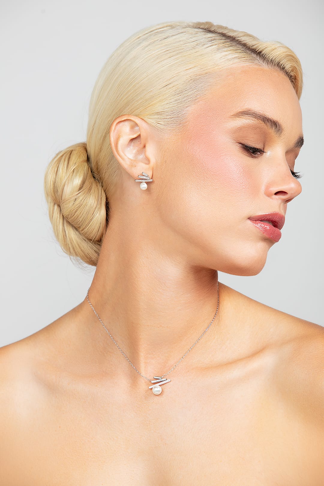 Quinlan Zigzag Crystal and Pearl Pendant Necklace